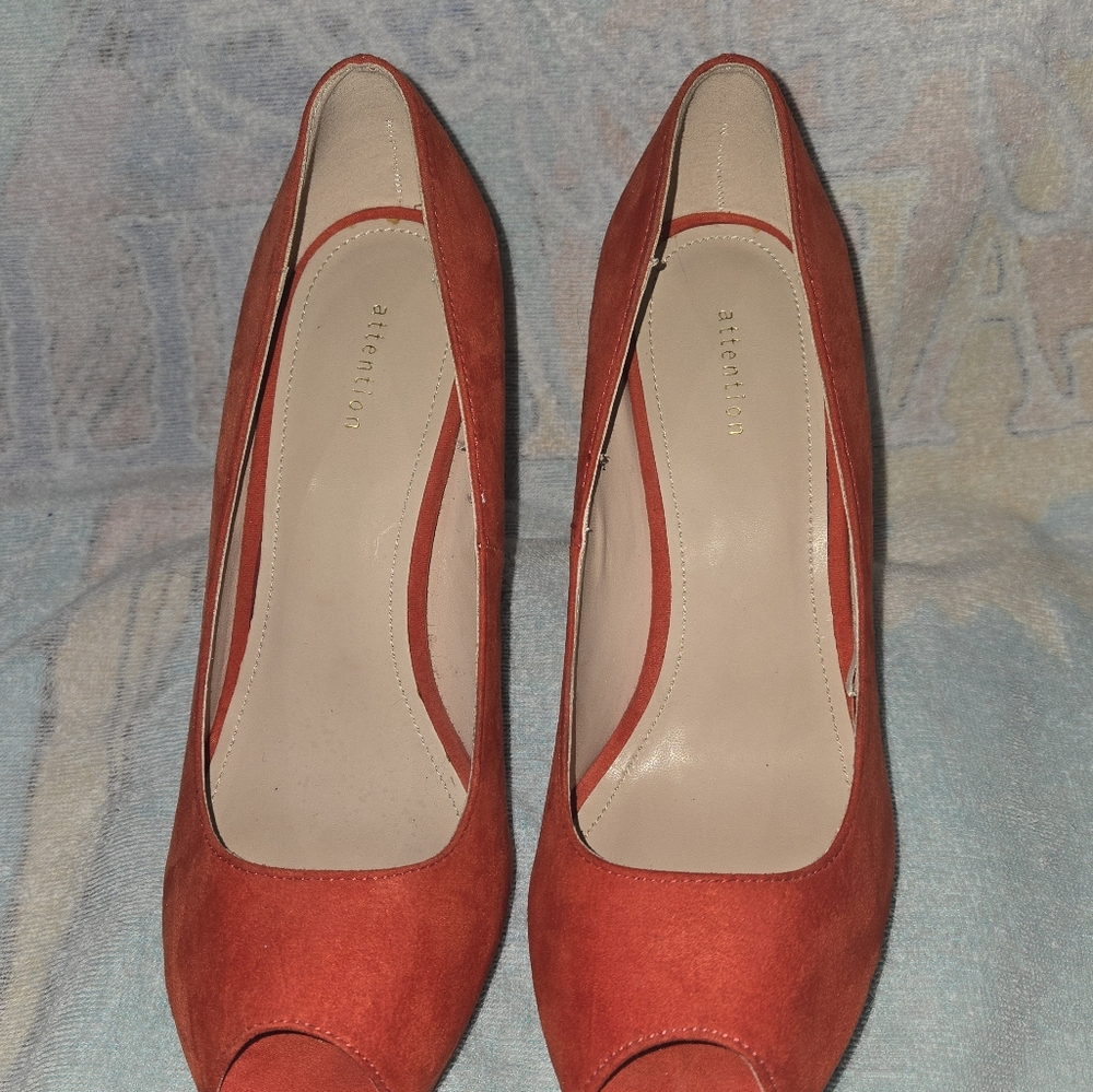 Size 10 NWOT orange heels by Attention